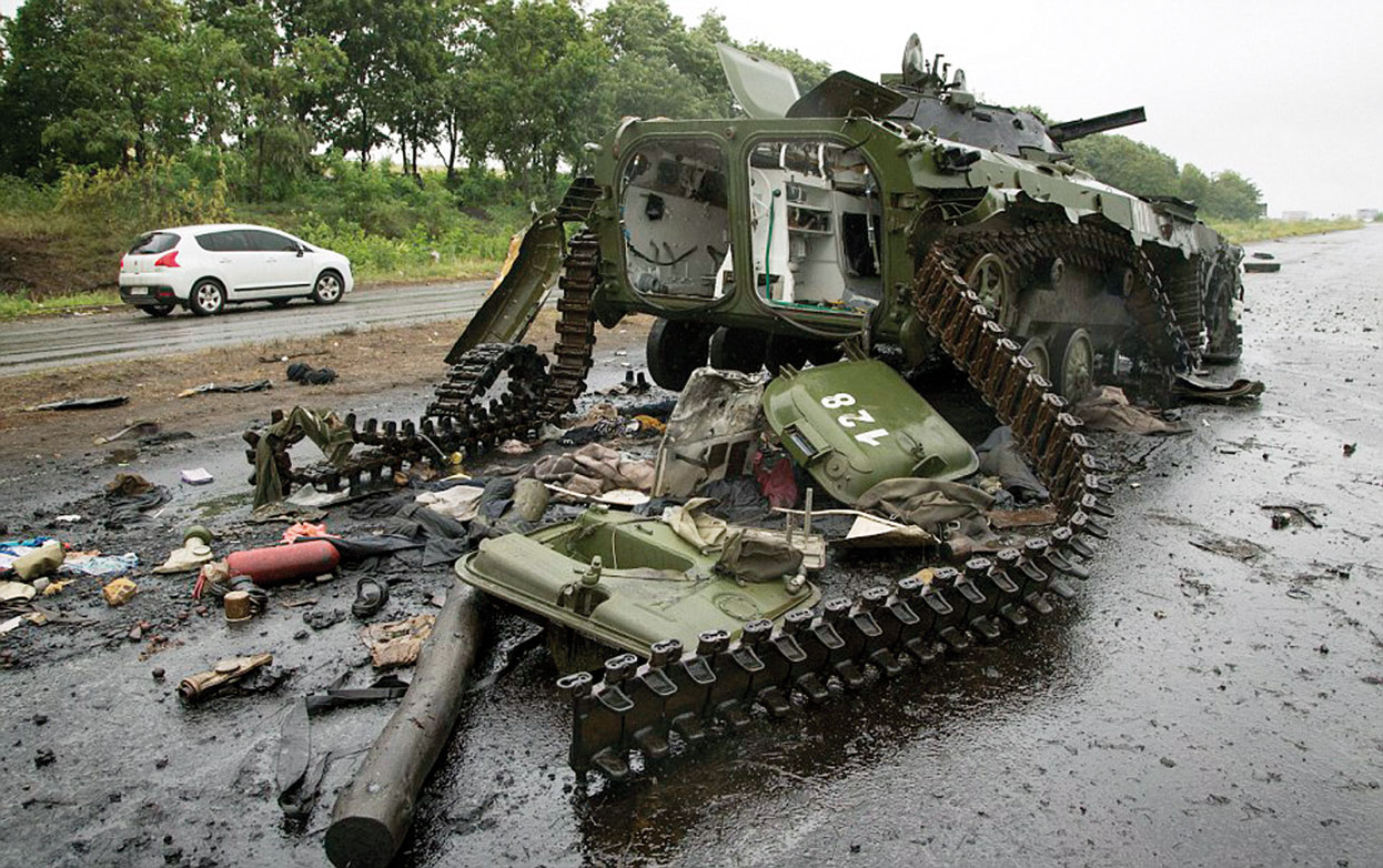 Российские военные попали под огонь ВСУ на Донбассе: у россиян много погибших и раненых, подбита бронетехника