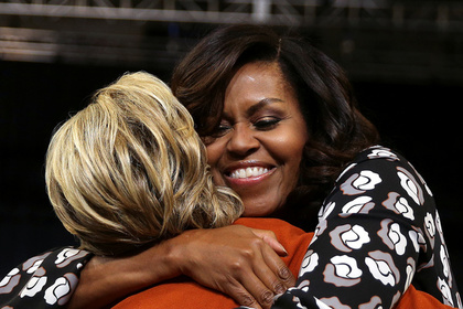 Мишель Обама станцевала ободряющий танец и назвала Хиллари Клинтон "своей девочкой"