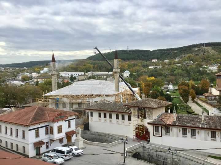 Российские оккупанты в Крыму под видом ремонта разрушают Ханский дворец в Бахчисарае — журналист Пашаев обнародовал кадры