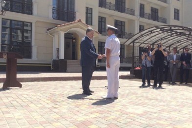 Настоящая благодарность за службу в ВМС Украины: в Одессе Порошенко подарил квартиры на Французском бульваре военным морякам