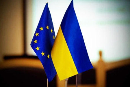 Евродепутат предлагает отменить визовый режим с Укрaиной