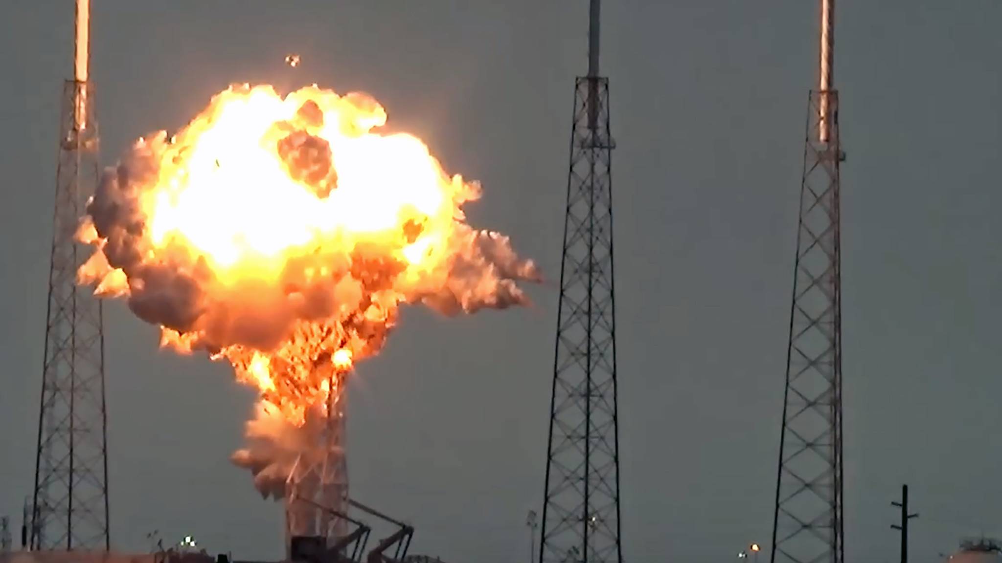 В SpaceX рассказали о судьбе спутника Amos 6 после взрыва Falcon 9