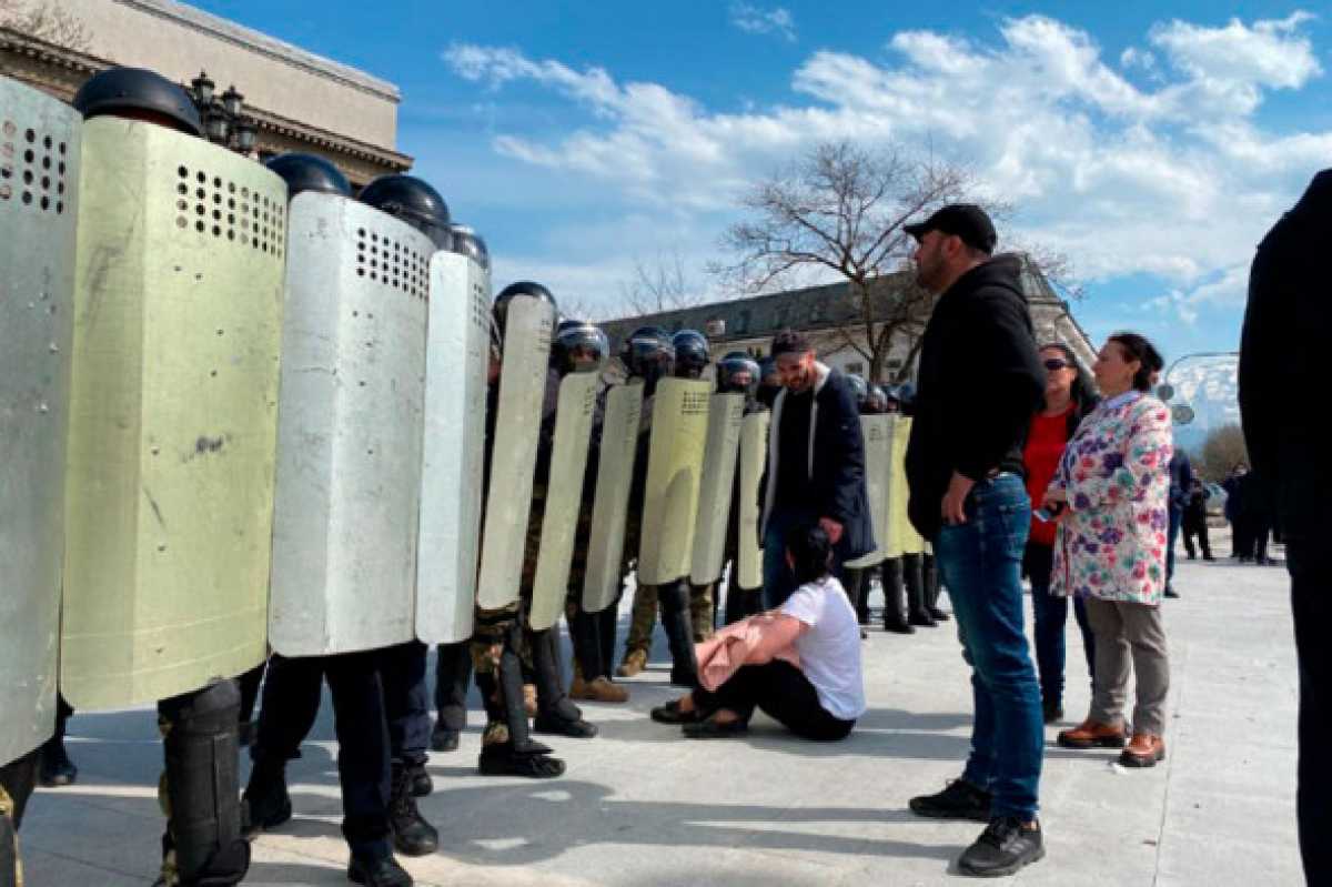 Кремль стягивает войска во Владикавказ, над городом летают вертолеты: ситуация накаляется, кадры