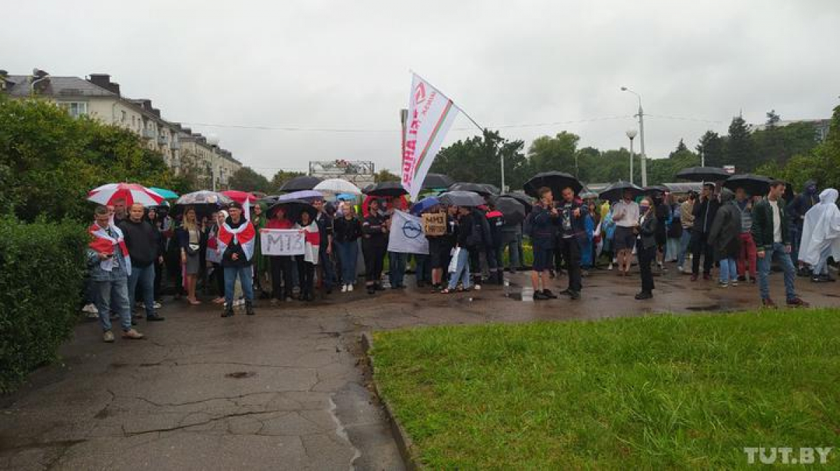 Протестующих работников Минского тракторного завода силой оттесняет ОМОН 