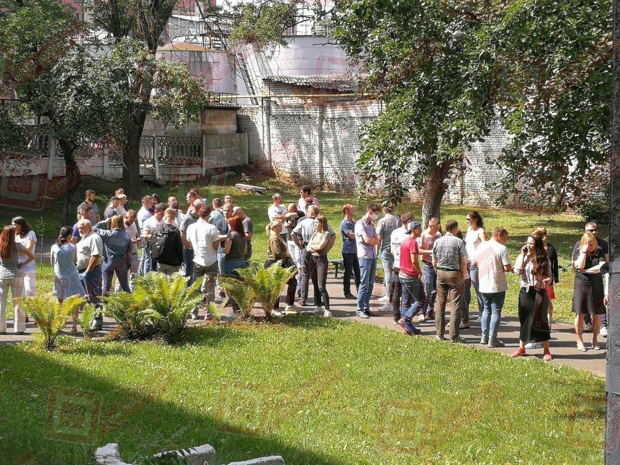 В Беларуси люди массово уходят с предприятий и выдвигают требования