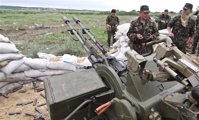 ВСУ: диверсионные группы боевиков в упор расстреливают из пулеметов и АГС позиции в Марьинке 