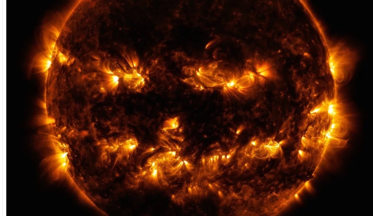 ​Никто не "зажигает" в Хэллоуин так, как Солнце: NASA опубликовала снимок светила