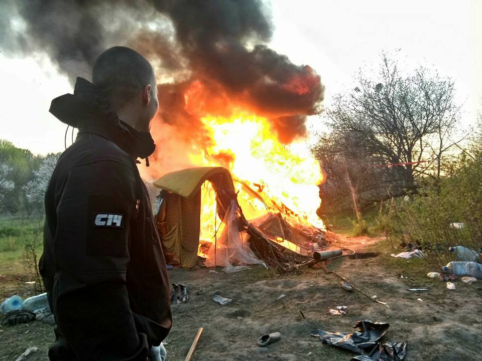 Националисты из С14 сожгли палаточный лагерь ромов в парке Киева: опубликованы фото, вызвавшие скандал в Сети