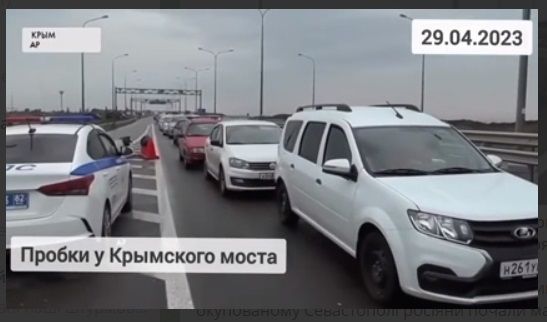 После "хлопка" в Севастополе россияне, включая военных, убегают из Крыма, устроив на мосту пробки, - видео