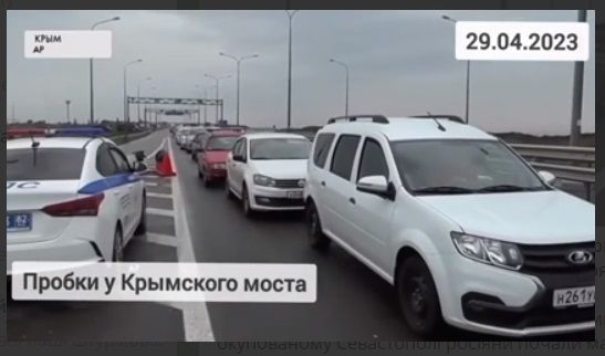 После "хлопка" в Севастополе россияне, включая военных, убегают из Крыма, устроив на мосту пробки, - видео
