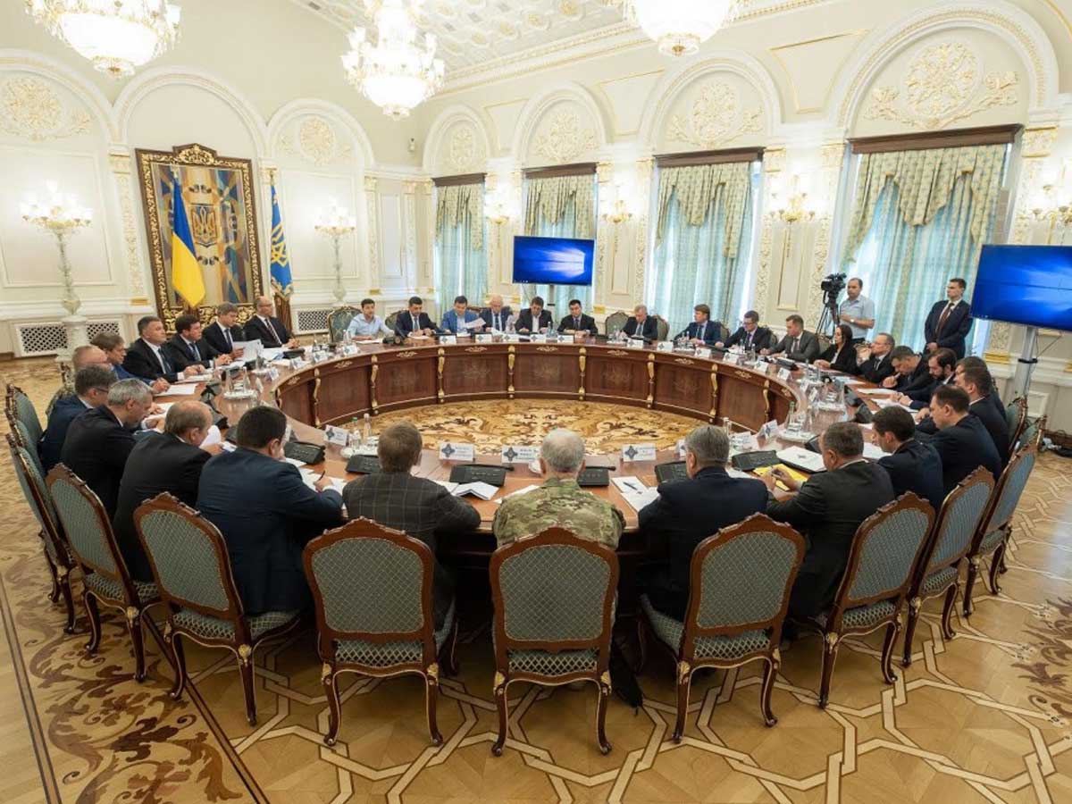 От Зеленского срочно требуют собрать совет СНБО из-за минских переговоров – детали