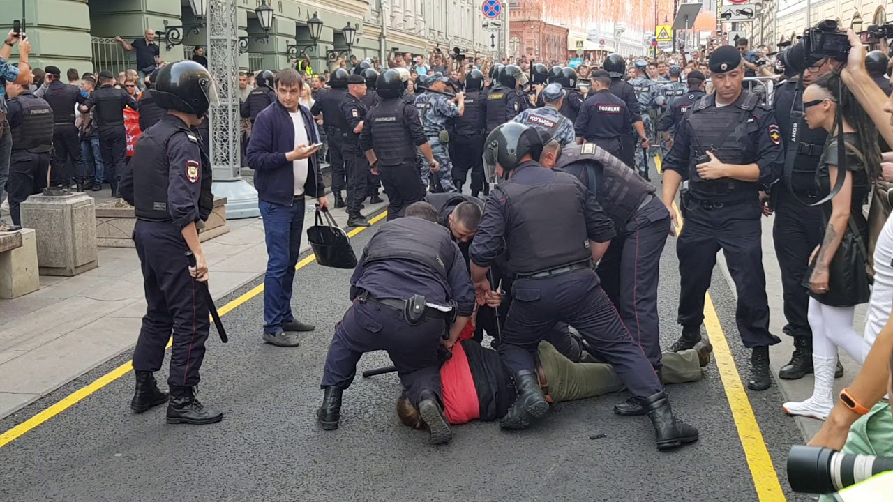Произвол российских силовиков в Москве: проукраинских активистов схватили и бросили в автозаки