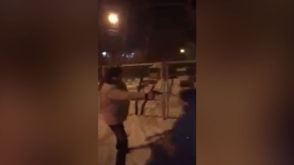 Громкий скандал в России: пьяные полицейские осуществили вооруженное нападение на работников кафе - опубликовано видео очевидцев