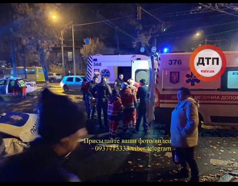В Киеве полиция врезалась в машину с ребенком: от удара женщина вылетела из авто