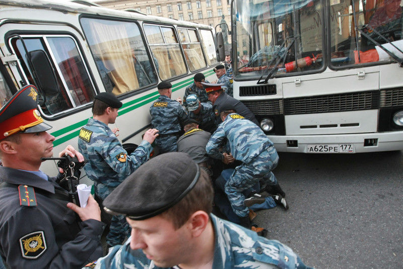 В Москве чеченцы и узбеки устроили массовую драку посреди улицы: в ход пошли ножи, биты и оружие