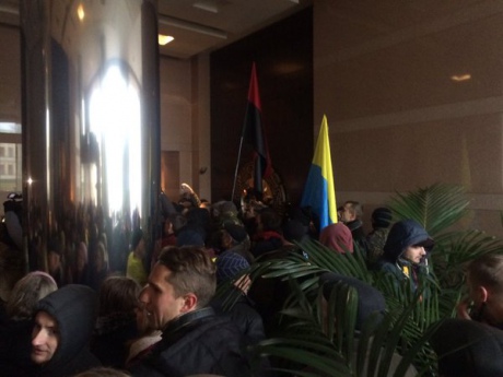 Активисты грозятся устроить факельное шествие и погром в киевском офисе Ахметова, - источник