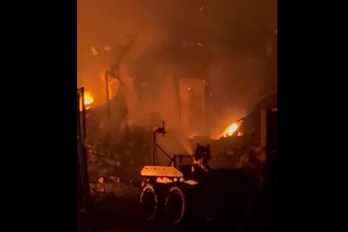 Робот вместо людей: "Азов" применил робота для тушения опасного пожара после удара РФ в Краматорске