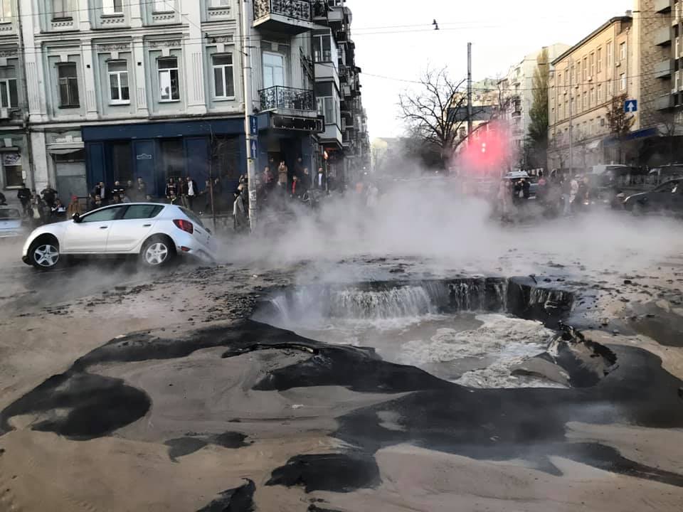 В Киеве прорвало теплосеть, кипяток хлынул из-под провала в асфальте - видео