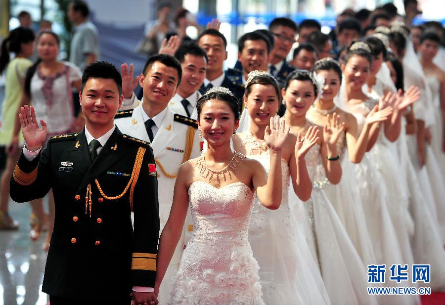 В КНР прошли коллективные «военные свадьбы»