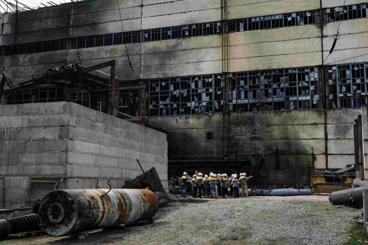 "Спасибо, что побеждаете темноту", – Зеленский в День энергетика напомнил о подвигах обычных людей в условиях войны