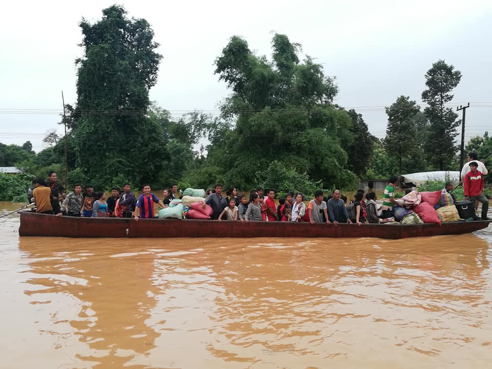 Вода из прорвавшейся дамбы в Лаосе смыла сотни людей и домов: много без вести пропавших – кадры мощного потопа