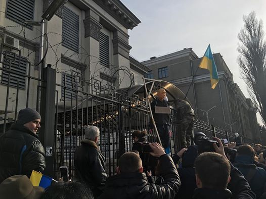На ворота российского посольства в Киеве "повесили" Путина и водрузили флаг Украины