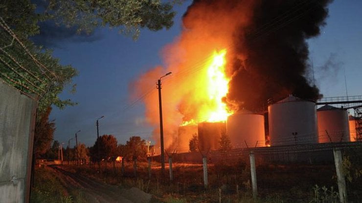 Пожар под Киевом: утром на нефтебазе прогремел взрыв