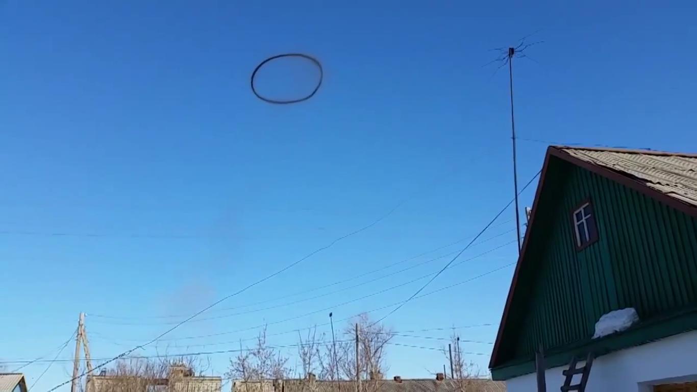 СМИ: в небе над деревней в Казахстане появилось странное черное кольцо  