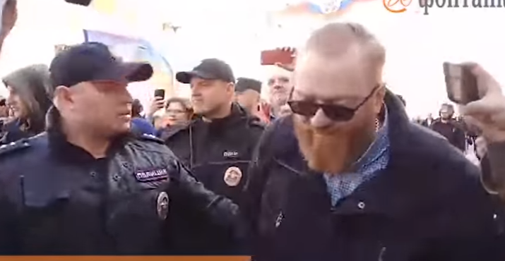 В Санкт-Петербурге геи поколотили "практика-педофила" Милонова: опубликовано видео потасовки, с которой депутата увели полицейские