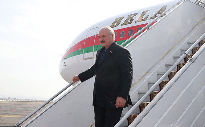 Самолет Лукашенко сделал крюк в сотни километров из-за Украины: появилось фото полета на встречу с Путиным 