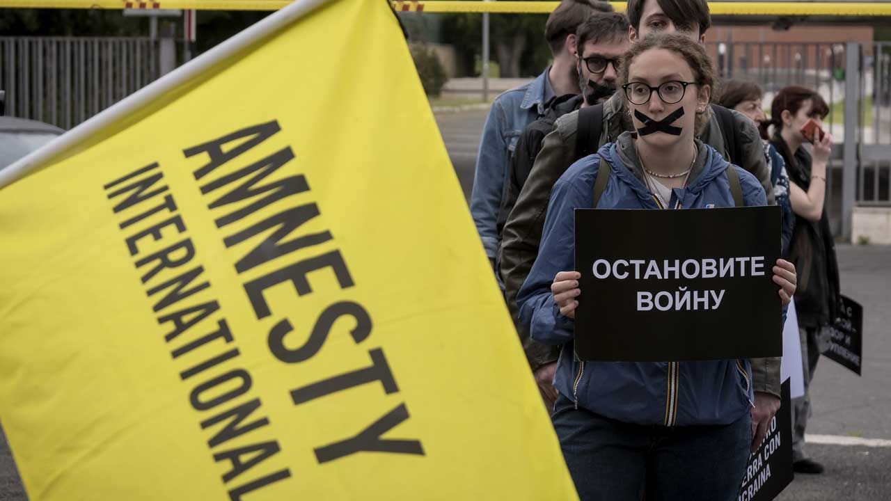 Собирали показания в тюрьмах и фильтрационных лагерях: что было отчете Amnesty International об Украине