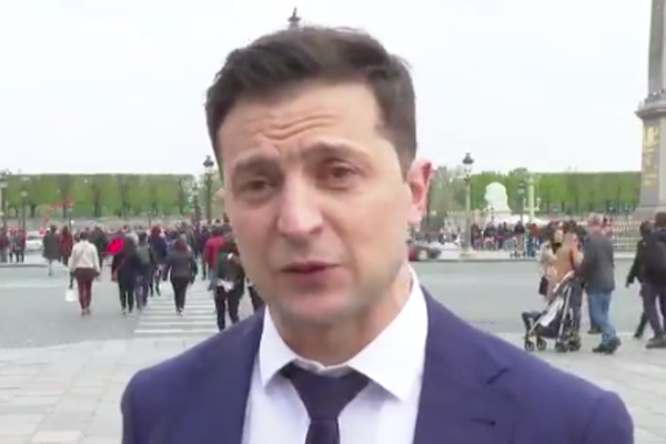 "Дерганый" Зеленский рассказал о встрече с Макроном и "взбаламутил" соцсети: кадры