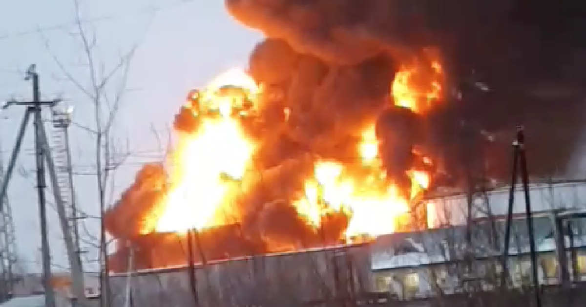 В РФ произошло второе за сегодня масштабное ЧП: разрушительным огнем охвачена нефтебаза - есть пострадавшие