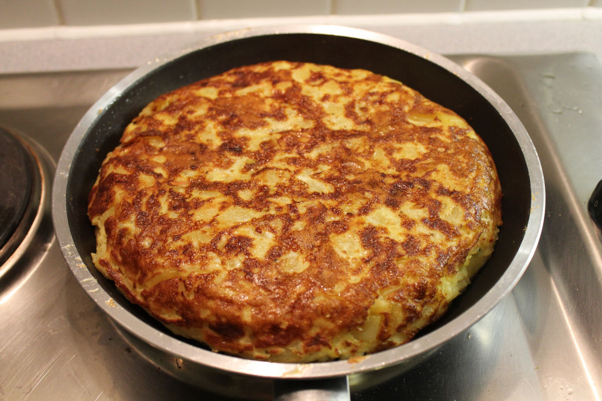 Картопляна запіканка по-іспанськи приємно здивує смаком і швидкістю приготування: простий рецепт тортильї 