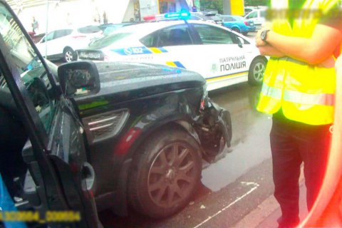 Пьяная киевлянка разбила на парковке несколько машин, а при задержании опплевала полицейских, лезла в драку и порвала протокол