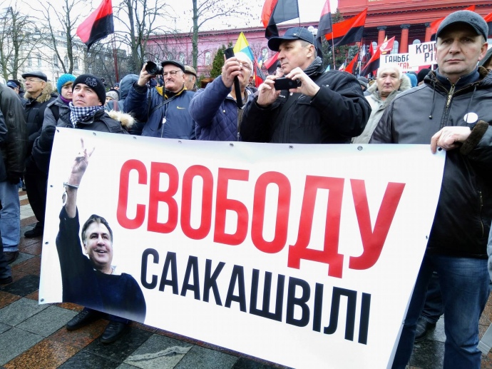 Около 1,5 тысячи сторонников Саакашвили вышли на улицы Киева, чтобы добиться его освобождения и импичмента Порошенко, - первые кадры