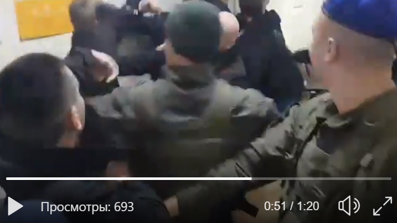 Переименование проспектов Бандеры и Шухевича в Киеве: прямо в суде вспыхнула драка - видео