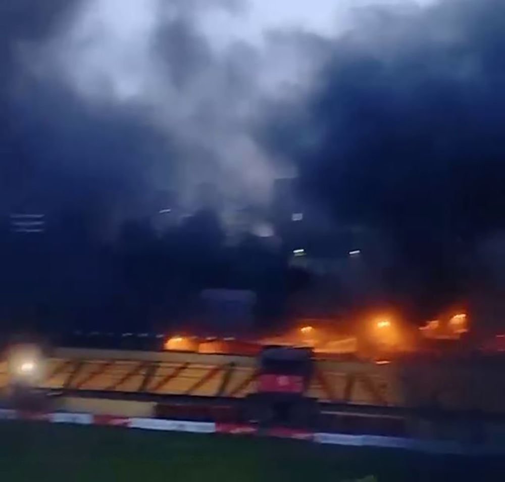 В центре Москвы очередной пожар - улицы затянуло черным густым дымом