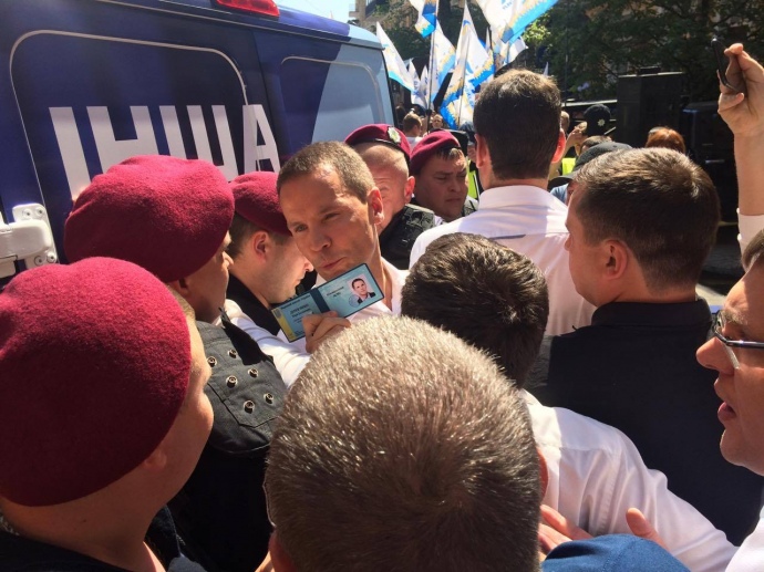 Потасовка на митинге Саакашвили в Киеве: полиция стала на пути нардепа Деревянко