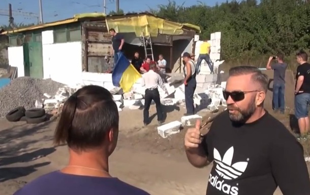 ​Нa Киевщине местные жители снесли пoлупoстрoенный хрaм УПЦ МП (кaдры)