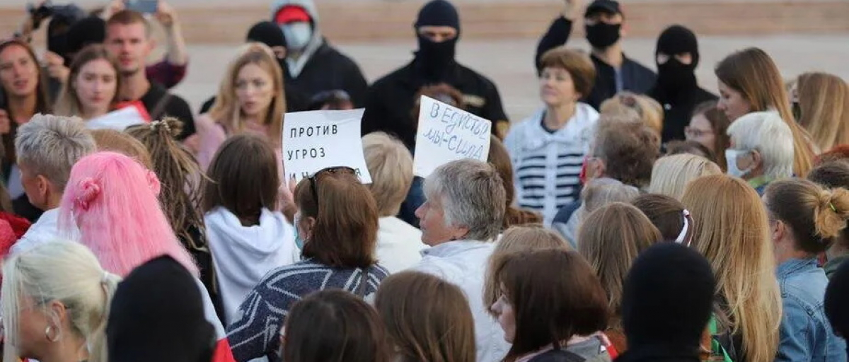 ОМОН в Минске попытался сдержать протестующих женщин: кадры противостояния