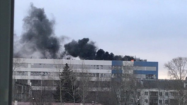 В Екатеринбурге полыхает военный завод, на бой со стихией брошены все спасательные службы - кадры