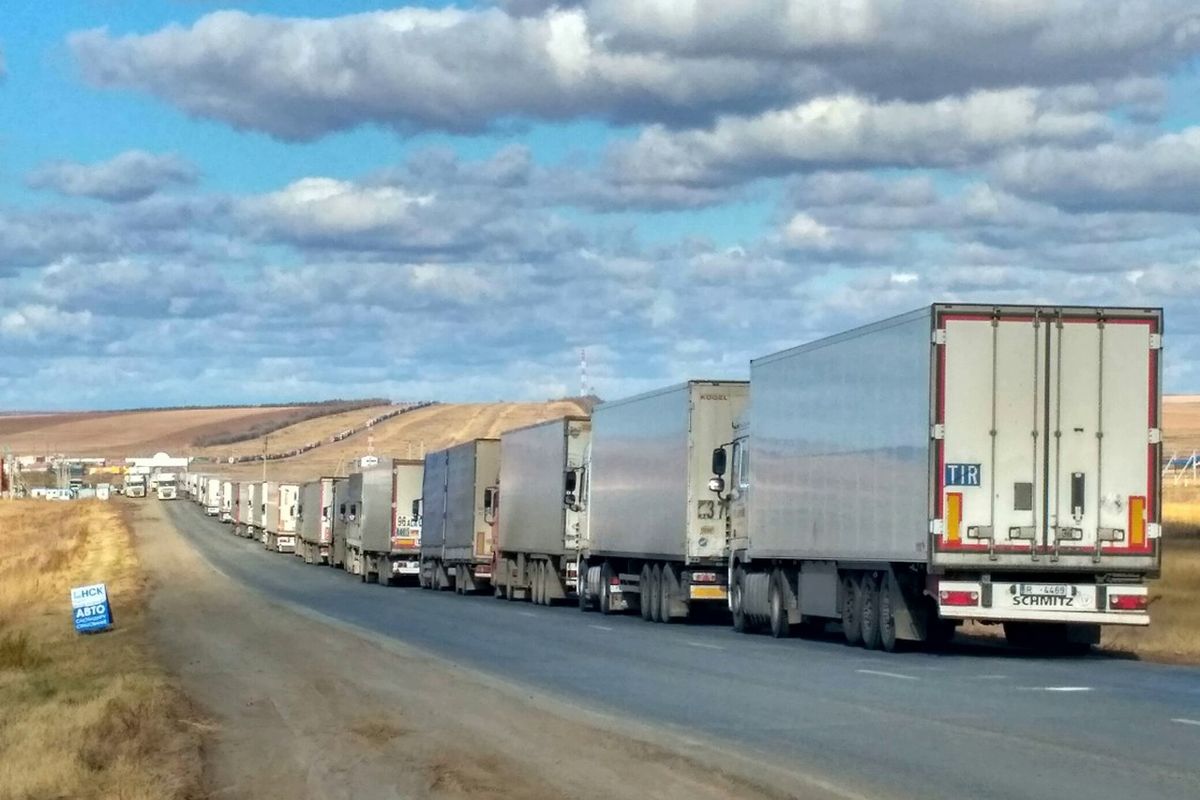 ​Россия устроила "транспортную блокаду" Казахстану - на границе ФСБ удерживает 750 грузовиков