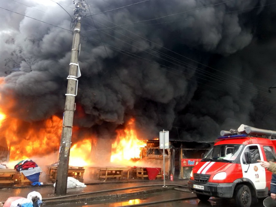 Огромный пожар на рынке в Киеве потушить не удалось: спасатели нашли первый обгоревший труп среди торговых рядов