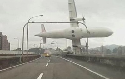 ​Авиакатастрофа в Тайване: самолет после взлета упал в реку. Есть жертвы
