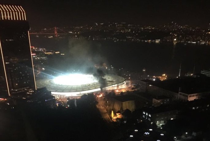Терракты или бесчинства фанов? В Стамбуле около стадиона "Бешкиташ" прогремели два мощных взрыва
