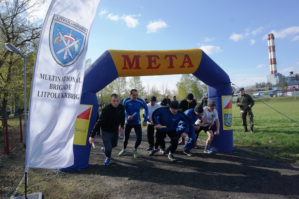 Бойцы ЛитПолУкрбрига приняли участие в соревнованиях: солдаты международной бригады "сражались" физически и упражнялись в силе разума - кадры