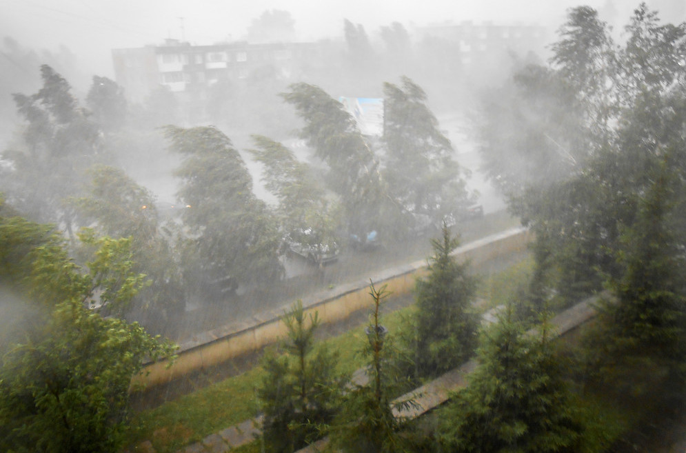 Спасатели бьют тревогу: погода "порадует" украинцев грозами с градом и шквальным ветром