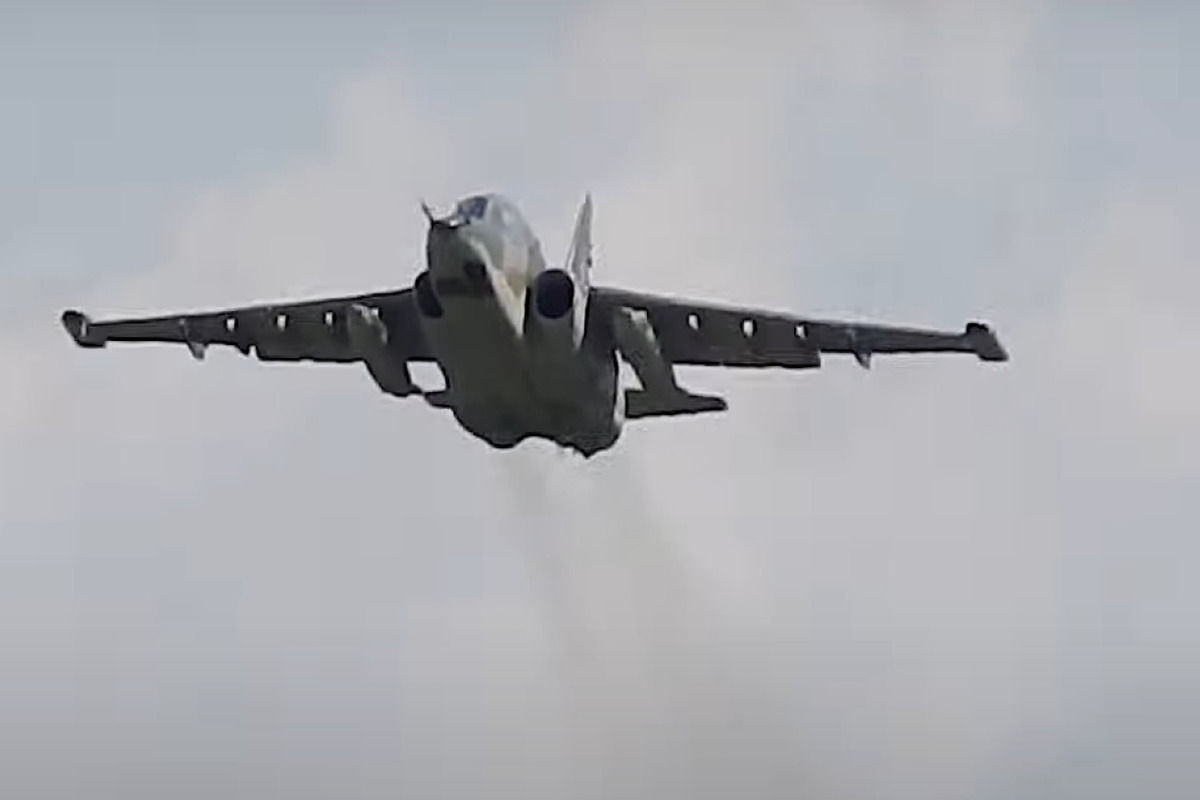 Российский Су-25 счесал "брюхо" при посадке, устроив огненное шоу