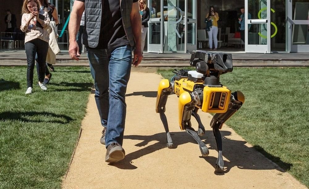 Основатель компании Amazon прогулялся с новым "питомцем" от Boston Dynamics – кадры